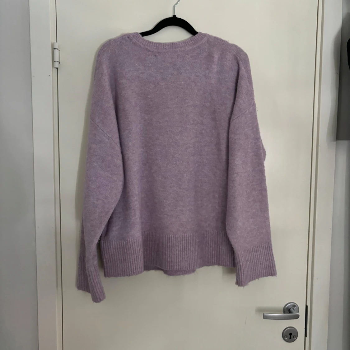 Stickad, lila tröja - 92