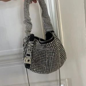 Glitter väska  - En glitter väska efterliknad Alexander Wang Bag✨ Det längre badet går att tas av🤍