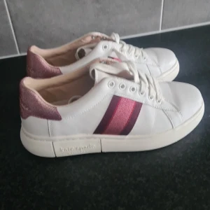 Kate Spade sneakers - Fina Kate Spade sneakers i toppskick. Stl 37