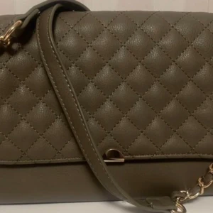 Axelremsväska  - Liten axelremsväska i olivgrön med guld detaljer. 