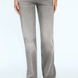 Jeans TRF wide leg - hög midja full length - Hej,  Säljer dessa jeans jag beställde online på Zara som kom fram idag och som tyvärr var för små.  Väldigt fin kvalité och aldrig använda jeans, hög midjade samt full length.  Perfekt längd för mig som är 1,68 cm. 