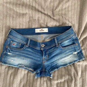 Hollister Jeans shorts - Lågmidjade Jeans shorts från hollister.  Säljer då dem inte kommer till användning längre. 