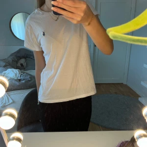 Ralph lauren t-shirt - säljer då den aldrig används, nyskick och har inga defekter. Super skönt material och den är i storlek S men har passform till XS