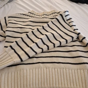 Stickad tröja - Säljer min fina randiga stickade tröja från Gina tricot anvönd max 3 gånger, nyskick!