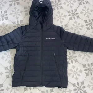 Sail Racing Jacka - Jag säljer den för att den är för liten alltså strl :160  Den har ett litet håll på höger arm men annars är den hel använd en vinter  Pris kan diskuteras Ny pris 2300kr 
