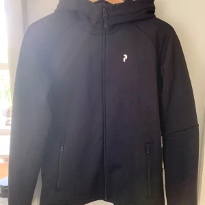 Peak performance Rider zip hoodie - Säljer min Peak hoodie. Använd bara tre ggr. Inte tvättad en enda gång. Som ny i storlek 170 jr. Nypris på KidsBrand Store 1295kr