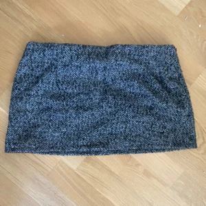 Kjol - Fin kjol från hm som jag har sytt om till lågmidjad. De är mindre i storleken då de ska sitta på höften.  Höft 43cm Ben 52 cm Längd 30 cm