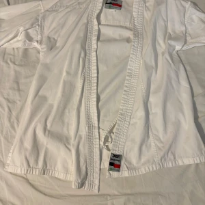 Karate kläder med bälte - Karate kläder med vitt bälte. 