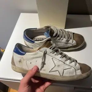 Tja, säljer nu mina Golden Goose skor. Färg har gått av på olika ställen, heeldrag och lite fläckar. Inget og tillkommer. Om du har en fråga är det bara att skicka ett pm!