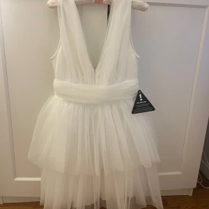 Student klänning  - Jag säljer en jättefin studentklänning helt ny i storlek S💕