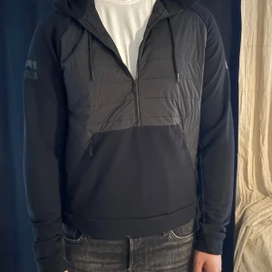 Sail racing cardigan  - Jag säljer den här cardigan pga att jag inte använder den och att den är i bra skick, priset går att diskuteras vid snabb affär, Loggan finns på båda ärmarna.