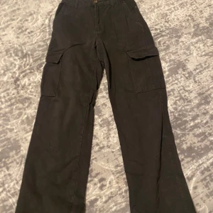 Utsvängda cargo jeans - Använd få gånger, högmidjade och väldigt fina jeans!