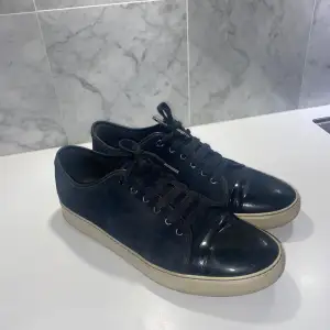 Lanvin sneakers i storlek 46 UK12. Några små skador på sulan som syns på bilderna. Inget som känns av eller syns om man inte tittar noga.  Därav priset. Nypris 5000:-. Finns i Tyresö och kan mötas upp i Stockholm. 