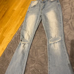 Ljusblå utsvänga jeans  - Använd få gånger, super sköna och fina!