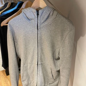 Cp company  - Grå cp company zip hoodie, säljer pga för liten. Den är i mycket fint skick! Hör av dig vid minsta fråga