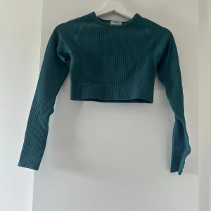 Topp - Blå/grön träningstopp ifrån AIMN, aldrig använd men utan prislapp då den inte är min stil. Strl S men kan passa XS. Säljs för 250kr