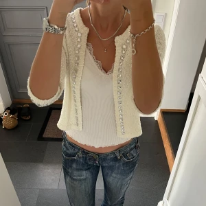 Vit stickad kofta  - Trekvartsärmad stickad vit kofta från Reserved i storlek S. Fint skick. Använd gärna köp nu!