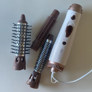 Varmluftborste - Säljer denna varmluftborste från OBH Nordica då jag fick en ny från Björn Axén.  Den blåser ut luft och de finns både en varm och en kall funktion. Jag tycker den fungerar fint för mig. Pris är diskuterbart❤️