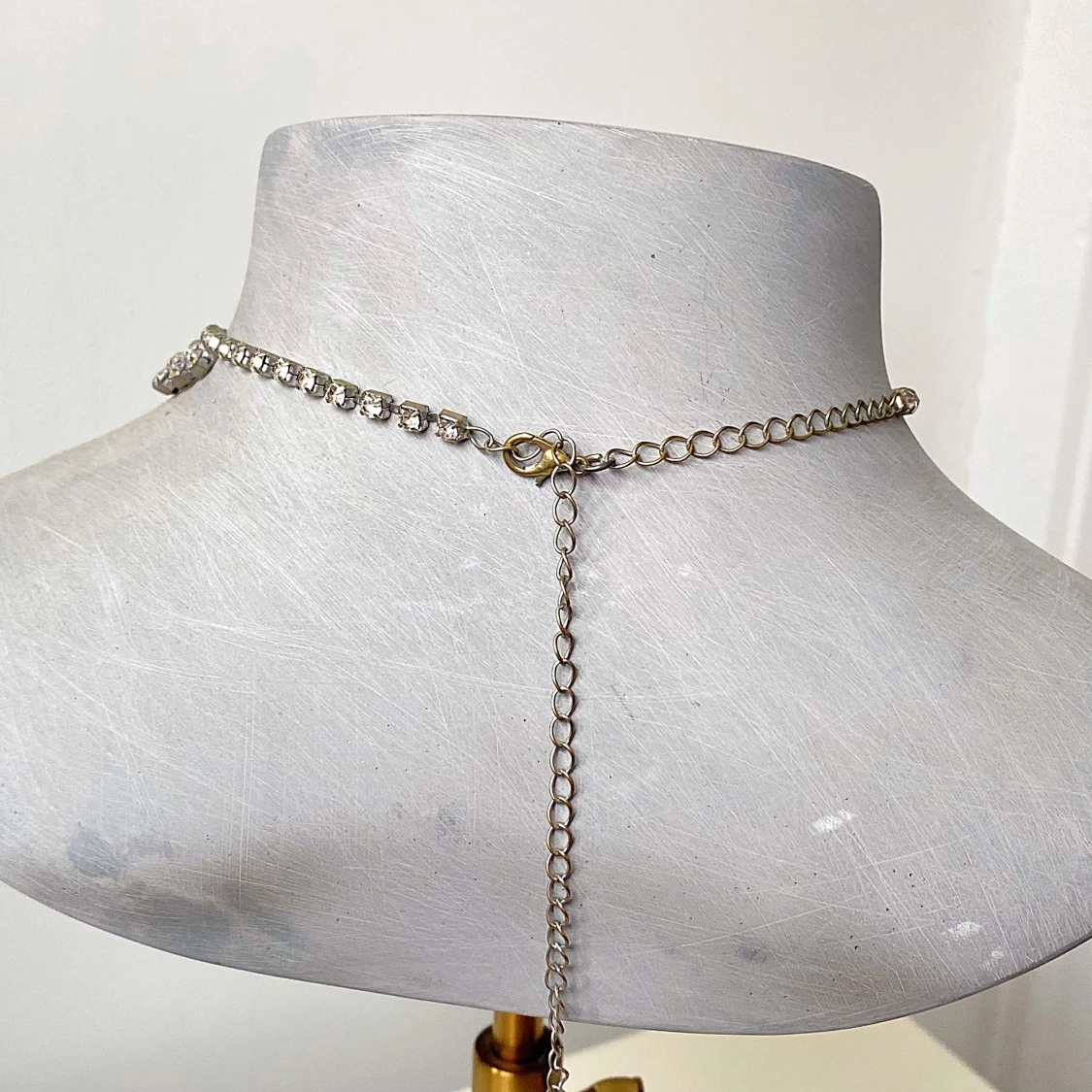 Glittrigt halsband med strass - 92