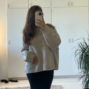 Tjocktröja  - En jättefin tröja i ull material🤍🤍perfekt till hösten🤍