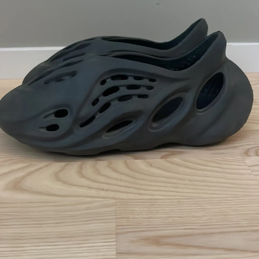 Säljer mina foam runners som är knappt använda eftersom dom var för små, dom har ganska bra skick och bra kvalite.. Kengät.