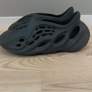 Yeezy foam runners - Säljer mina foam runners som är knappt använda eftersom dom var för små, dom har ganska bra skick och bra kvalite.