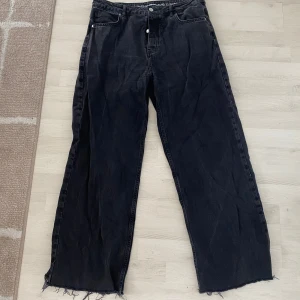 Svarta jenas - Jeans från Never Demin. Fransiga nertill och den svarta färgen ska vara som lite urtvättad. Jag har växt ur de och därför säljs de