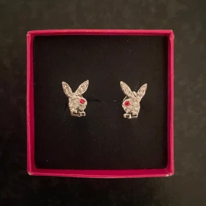 Playboy örhängen - Säljer dessa supersnygga Playboy örhängen, aldrig använt
