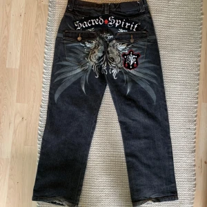 baggy embroided jeans (rawblue) - 32x32 rawblue jeans köpta från sellpy för runt 900kr, slitna i botten men annars i bra skick ! Skriv privat om du har frågor över mått eller vill ha fler bilder (använd gärna köp nu) 💌