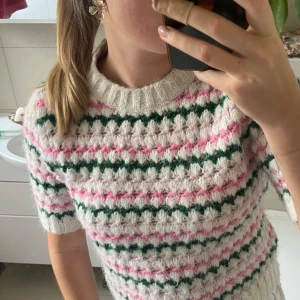 T-shirt  - Jättefin t-shirt från Zara🤩 Använd ett fåtal gånger och i fint skick.  väldigt varm och mysig och perfekt nu till hösten när det börjar bli lite kyligare❄️Går att stylea till många olika tillfällen