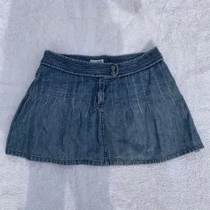 Supersöt jeanskjol från topshop. Midjemått: 38 cm. Längd: 35 cm. Passar S/liten M. Är insydd ca 4 cm på varje sida (går att sprätta ofc) så egentligen är det storlek 42. 💙