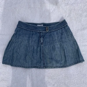 Minikjol - Supersöt jeanskjol från topshop. Midjemått: 38 cm. Längd: 35 cm. Passar S/liten M. Är insydd ca 4 cm på varje sida (går att sprätta ofc) så egentligen är det storlek 42. 💙