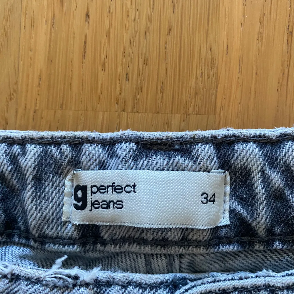 Gråa jeans från GinaTricot, från deras kollektion ”Denim Love”.  Hög midja i mjuk denim utan stretch. Jeansen är gråa och har en slim fit. De har en dragkedjegylf och avsmalnande ben med ankellång benlängd. Passar för dig som är 160 cm eller kortare.. Jeans & Byxor.