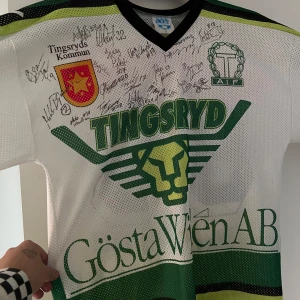 Signerad taif tröja  - Säljer min signerade taif tröja som är borta stället från 2001