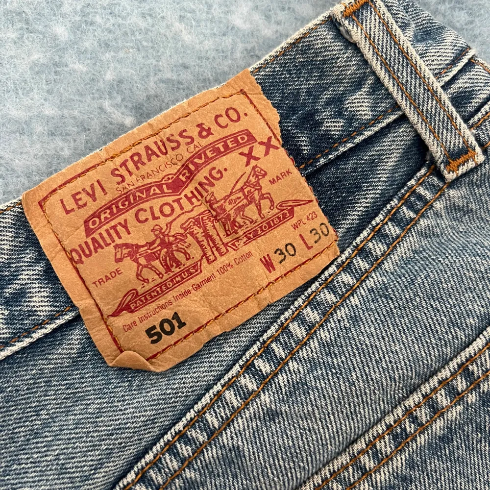 Säljer vintage Levi’s shorts i storlek 30. Passar en som är ca S/M i nederdelar. . Shorts.