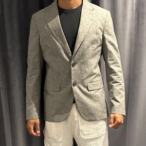 Grå linne kavaj  - Helt ny  Ny pris: 1499 kr  Storlek: 46 