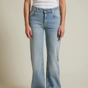 Blåa midwaist jeans - Blåa jeans som är midwaist och har wide/raka ben. Originalpris: 699kr. De är i storlek 26-32. På bilderna från hemsidan ser de lite ljusare ut än vad de egentligen är!💞