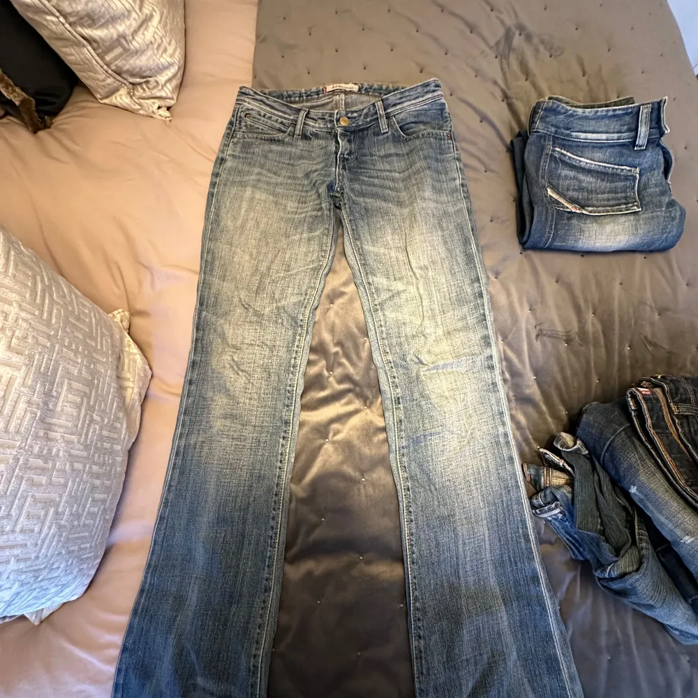 Levis jeans low waist! Fint skick men lite slitna längst ner, lite lång för mig som är 163cm! Pris går att diskutera men går efter bud! . Jeans & Byxor.