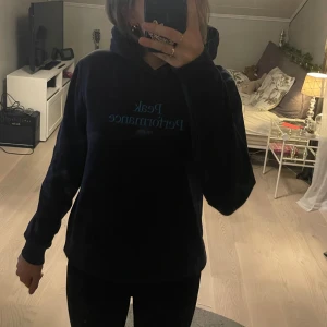 PeakPreformance  - Säljer min mörkblåa PeakPreformance hoodie då den aldrig kommer till användning och är lite för liten för mig. Hoodien är i topp skick och knappast använd☺️ nypris ligger runt 700 - 1300 men säljer min för 550kr. (Pris kan diskuteras) Strl 170/Xs-S