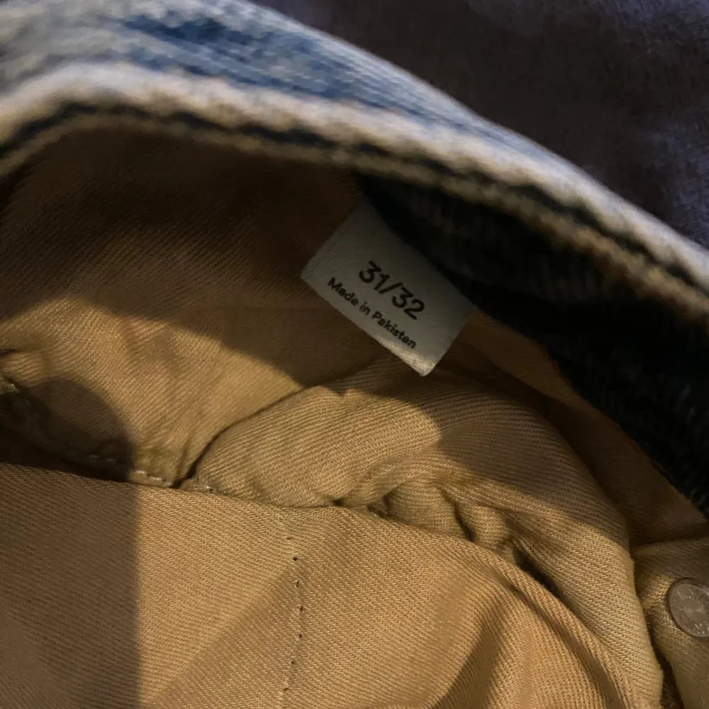 Säljer ett par skit snygga blå baggy jeans från Monki. De har en loose passform med breda ben. Har sytt upp dem någon cm längst ner men inte så stor skillnad. Jeansen är otroligt sköna .❣️. Jeans & Byxor.