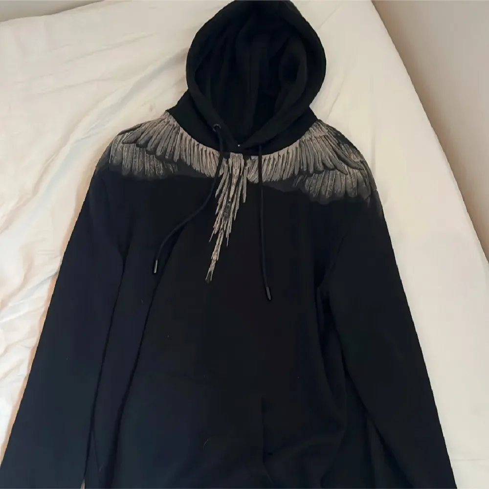 Säljer denna Marcelo burlon hoodien till ett bra pris skicket är 9/10 | ny pris på denna är 4800 | kom priv för fler funderingar🍾. Hoodies.