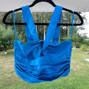Blå crop top - En superfin blå crop top som passar perfekt till utekvällen! Säljer pga den blivit för liten för mig 💙   Använd 1 gång 🙌🏻🌷  Längd: 23 cm