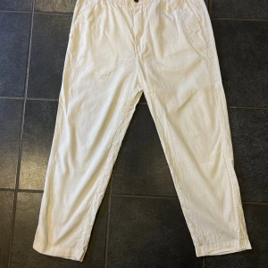 H&M Linnebyxor - Ett par vita linnebyxor från H&M i storlek L