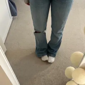 Säljer dessa bootcut jeans med hål i vänstra knät, super snygga knappt använda💕 storlek 38 men väldigt små i storleken då de passar mig som normaltid har 34