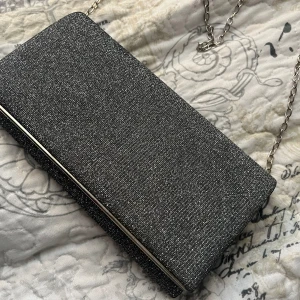 Glittrig silver handväska  - Handväska med glitter, fin och har använt ute några ggr