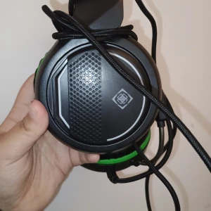 Gaming hörlurar - Perfekta Gaming hörlurar. Nytt skick för har ej använt dem. Ny pris 500, Mitt pris 300 kan diskuteras och sänkas vid snabb äffär. Finns i billingsfors, Dalsland. Går att frakta men köparen står för frakten.