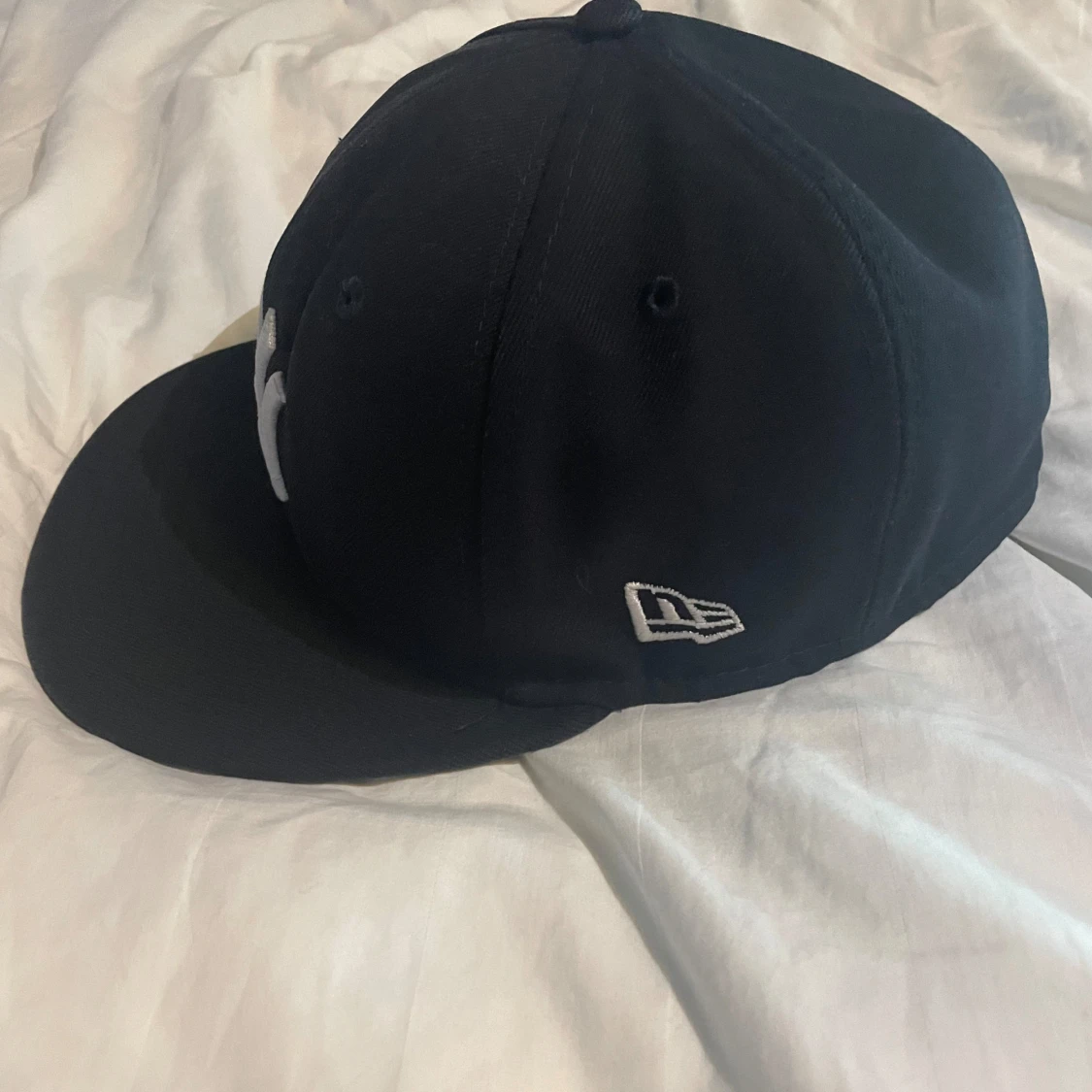 Fitted keps i färgen marinblå - 91