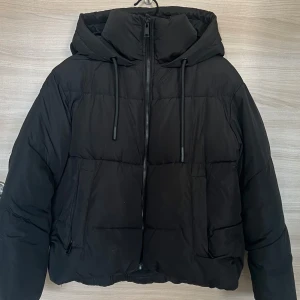 Zara jacka  - En puffer jacka från zara, köpt för flera år sen och kommer inte till användning. Jackan är i bra skick och är i stl S!!
