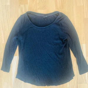 Tröja  - En tröja i storlek M. 