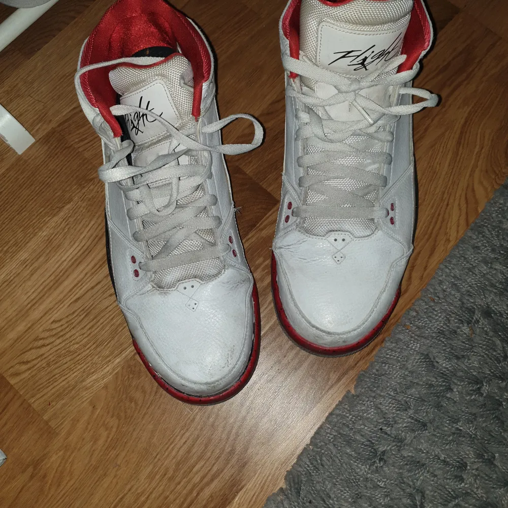 Nike Air jordan flight origin storlek 46. Köpta på humana i stockholm men har inte användt de inte riktigt passar mig så bra. Liten glipa längst fram mellan själva skon och sulan på höger sko. Priset är diskuterbart och fråga gärna efter fler bilder.. Skor.